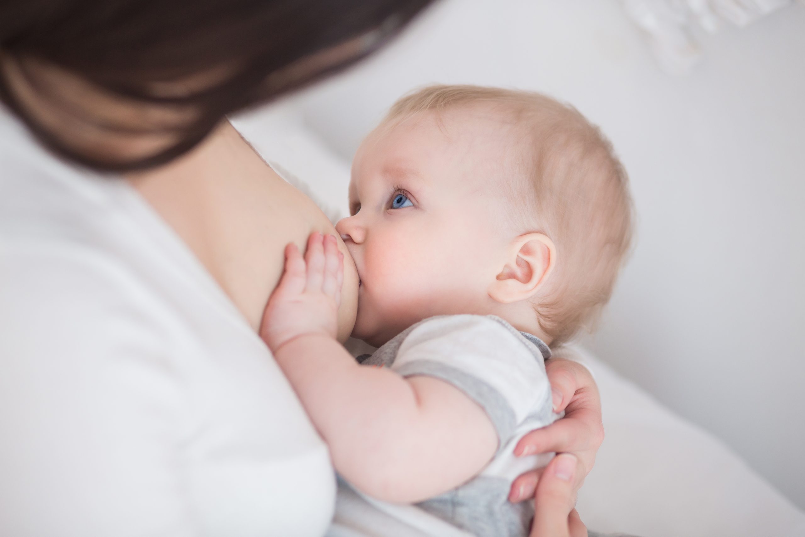 Hidratarea în timpul alăptării: de câtă apă ai nevoie cu adevărat